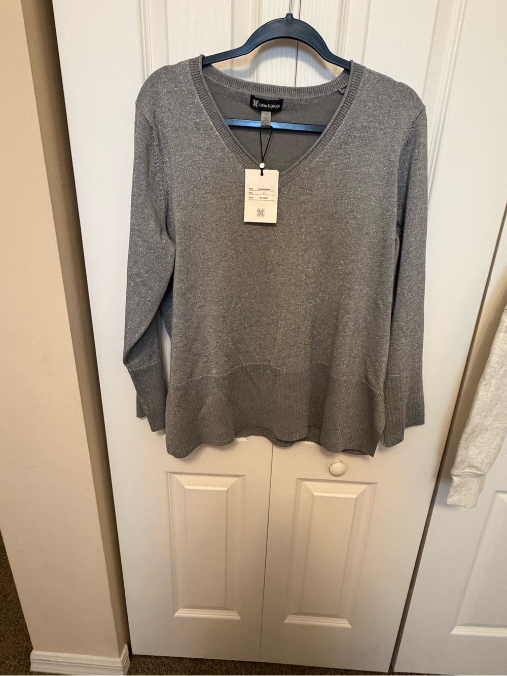 Cable & Gauge Silver-Gray V-Neck Metallic Knit Sweater